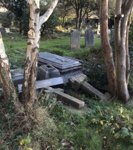 Gravestone in pieces 25.11.2017